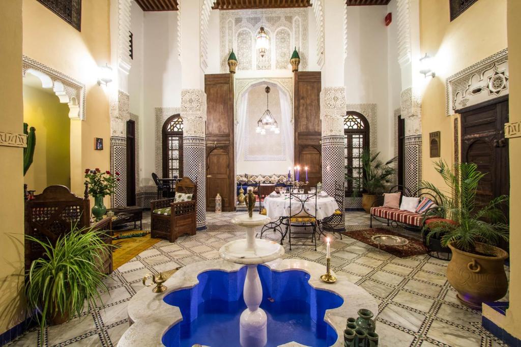 非斯乐特池娜摩洛哥传统庭院住宅的客厅设有带桌子的大房间