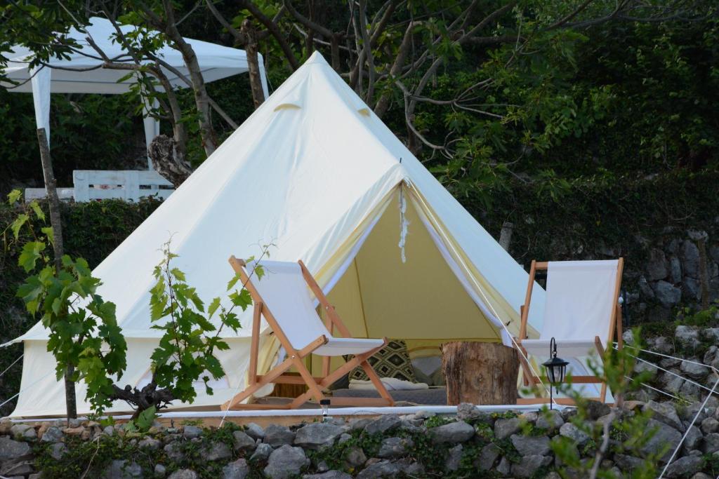 威尔帕扎Ljubicani Village Glamping的前面设有两把椅子的白色帐篷