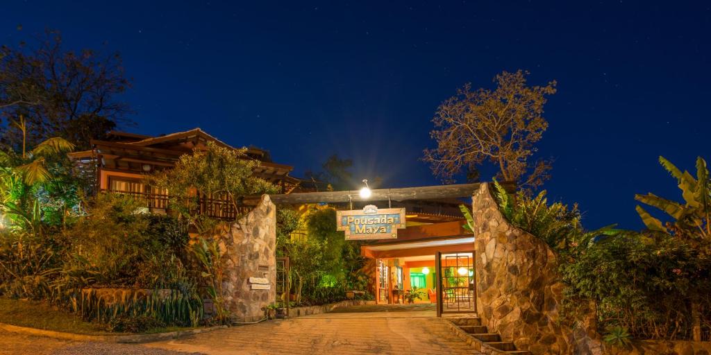 戈亚斯州上帕莱索玛雅旅馆的一座建筑,在晚上前有标志