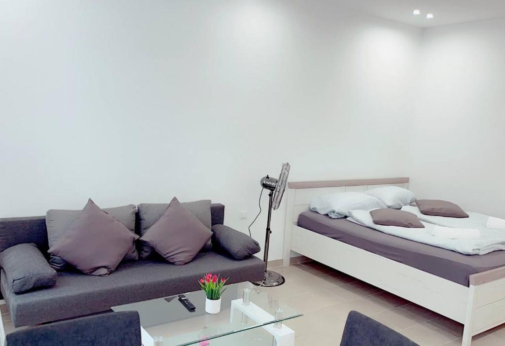 维也纳King Studio 3P WL的客厅配有床和沙发