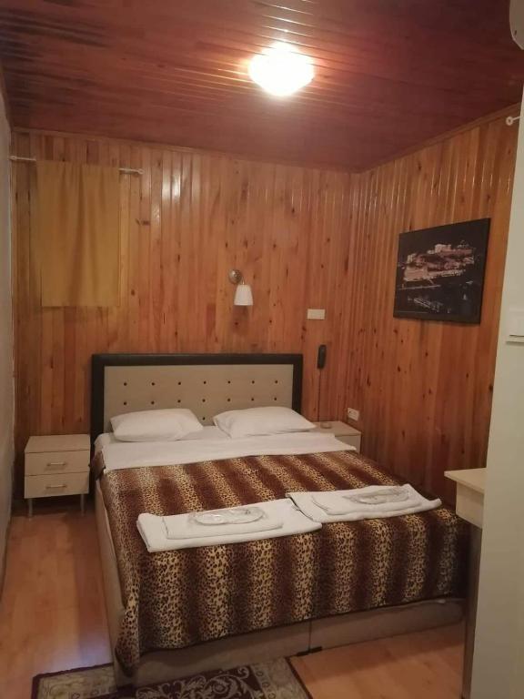 伊斯坦布尔Private Room in Istanbul #56的一间卧室配有一张带木墙的大床