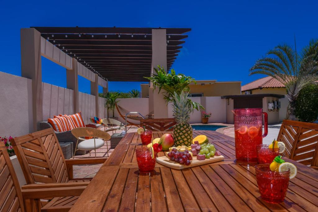 棕榈滩Villa Tamar的庭院里的木桌和水果盘
