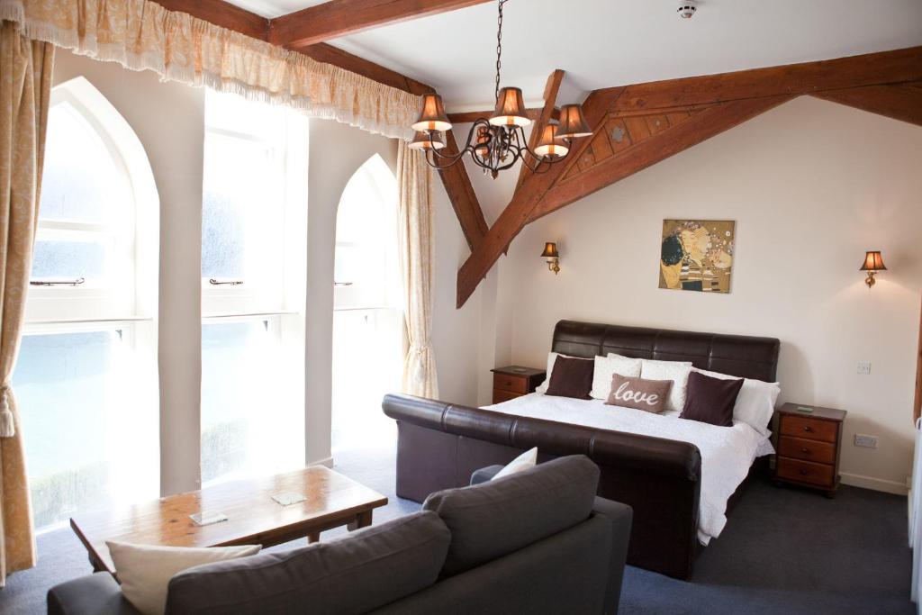 以撒港复古学院酒店的一间卧室配有一张床和一张沙发