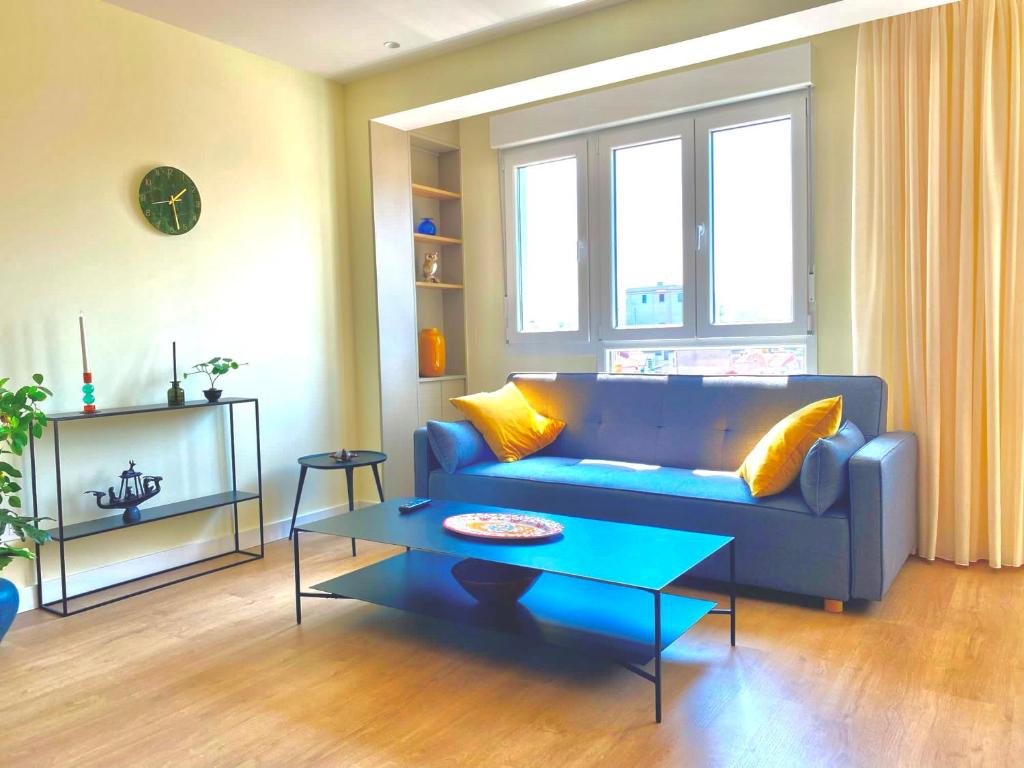 希洪SUITE PLAYA GIJON CENTRO, apartamento nuevo, 5 huéspedes VUT-3622-AS的客厅配有蓝色的沙发和桌子