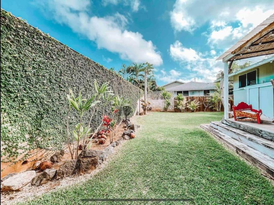凯卢阿____Cute Plantation House in Kailua with AC!!_____的保留墙房子的后院