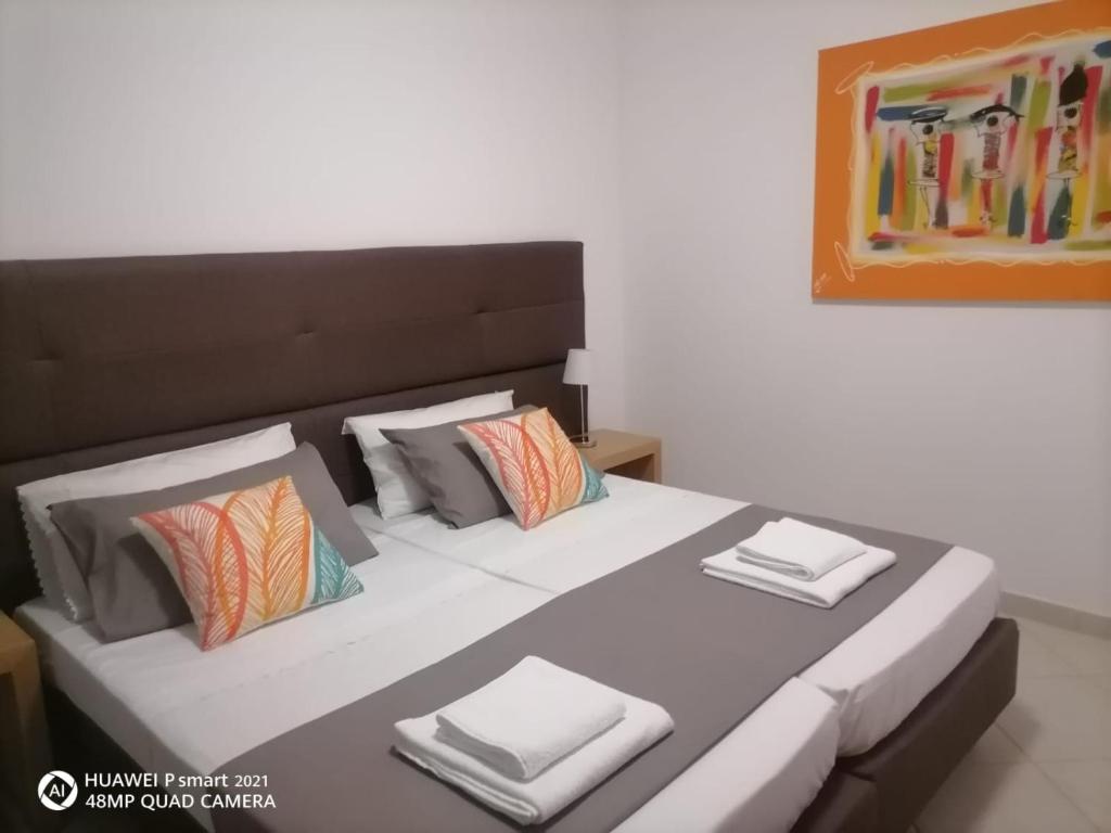 萨尔雷Solaren Apartments Boavista的卧室配有一张带白色床单和枕头的大床。