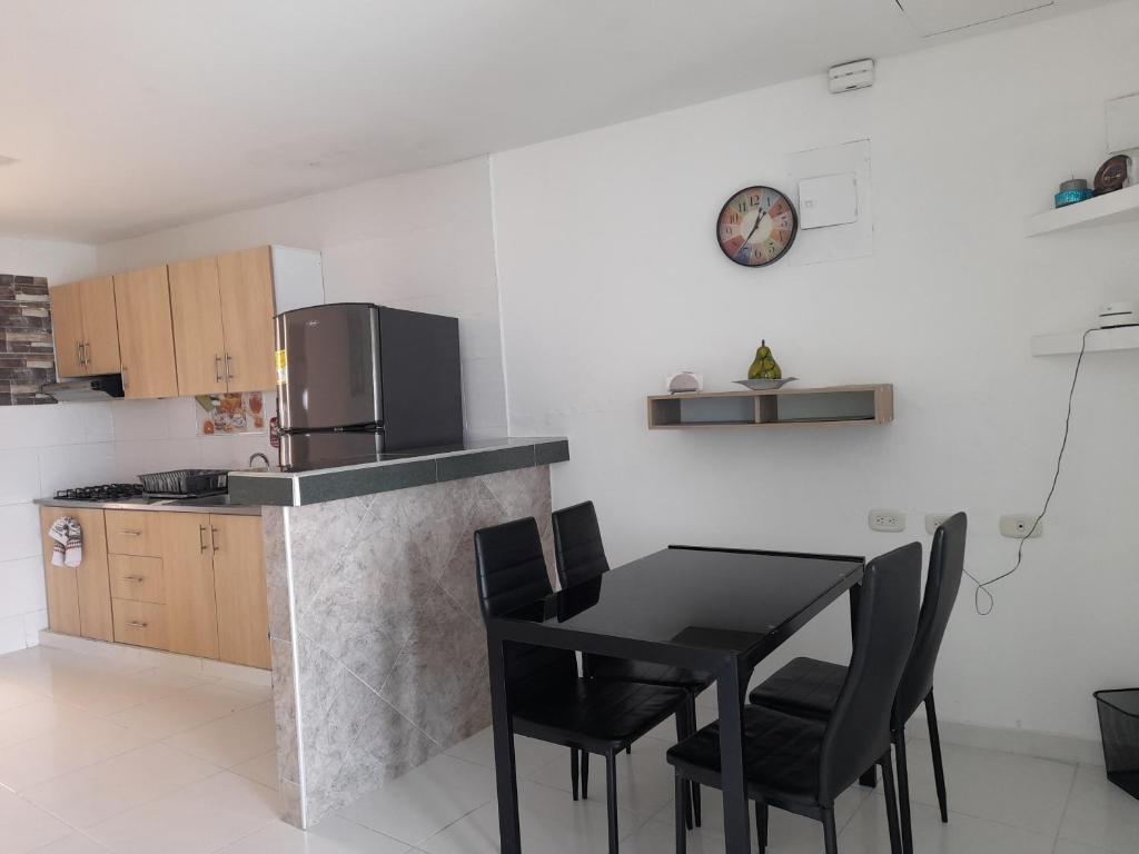 辛塞莱霍MALALA3 depa amoblado的厨房配有桌椅和冰箱。