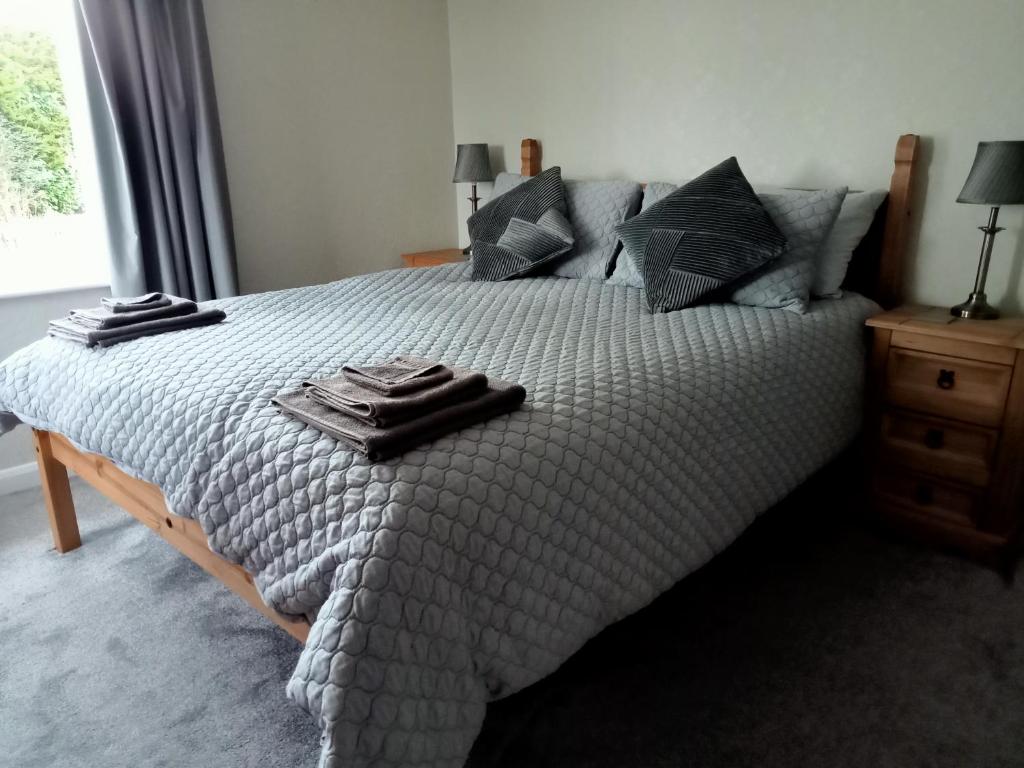 波士顿Kara Mia的一间卧室配有带毛巾的床