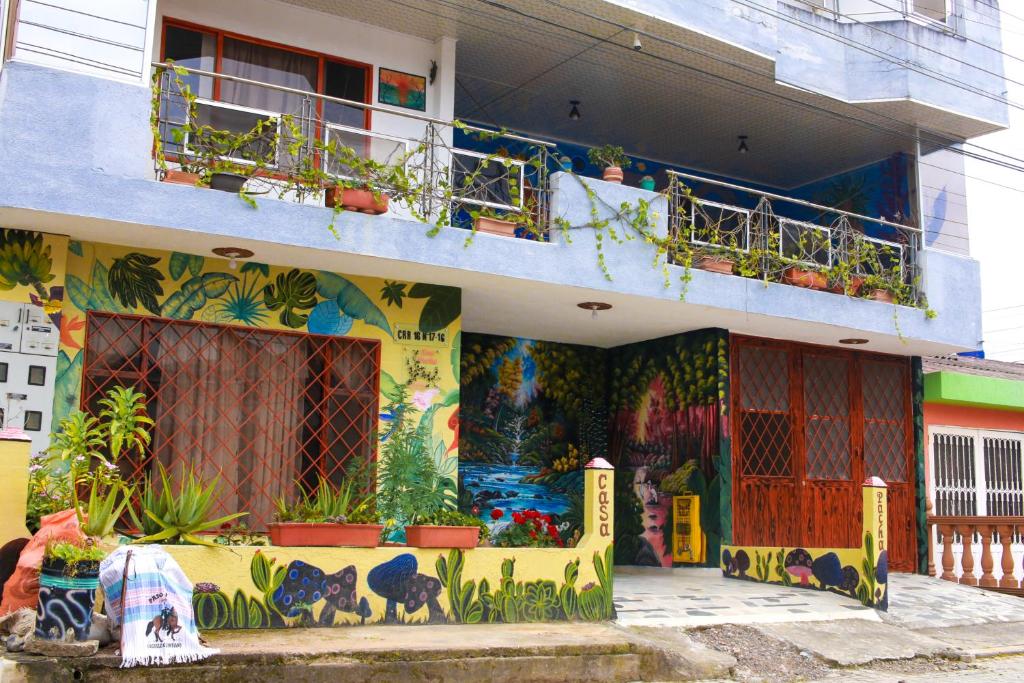 瓜杜阿斯Casa Pacha的一面有壁画的建筑