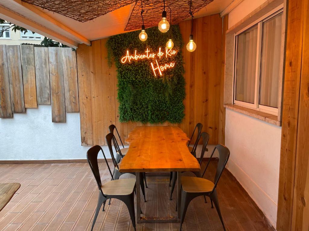萨卡文Ambientes do Rio Home的一张木桌和椅子