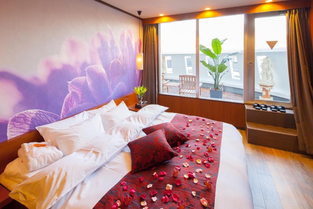 相模原市クイーンズバリ的一间卧室配有一张带鲜花的大床