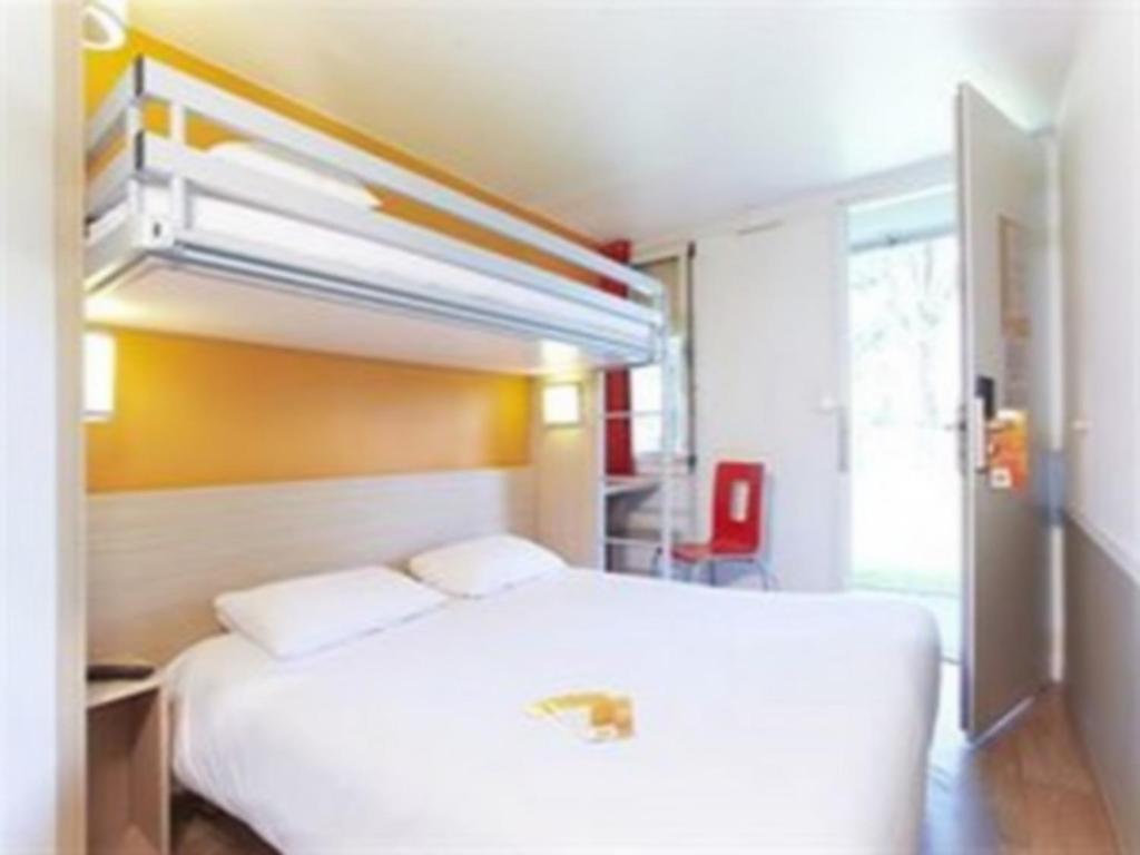 莫内托普瑞米尔奥克斯尔经典酒店的卧室配有白色的床