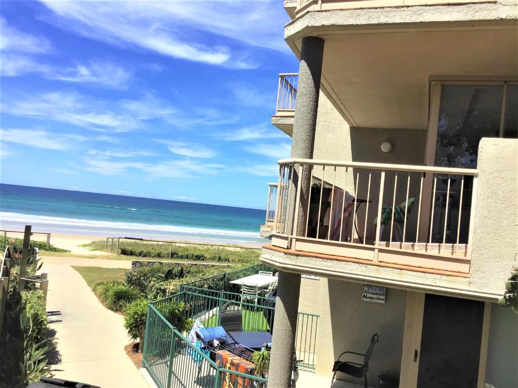 黄金海岸圣地海滩度假酒店的享有海滩景色的建筑阳台