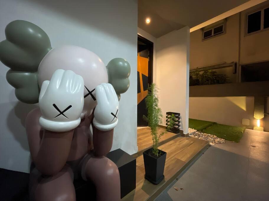 怡保5000 SQFT BRAND NEW Semi-D Hype Home 10pax的家中塞满熊的雕像