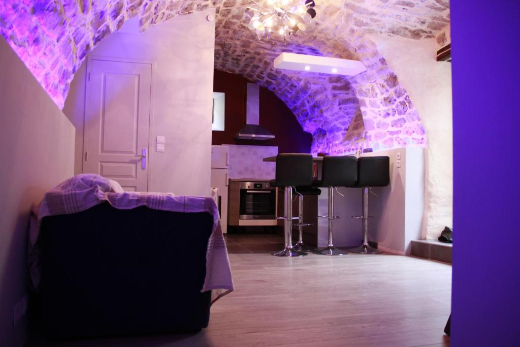 Paulhe方丹度假屋的紫色的房间,配有桌子和舞台
