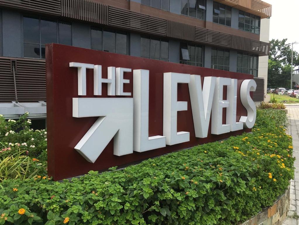 马尼拉The Levels 2BR Condo Fully Interior Cosmo Living的建筑前的大标志