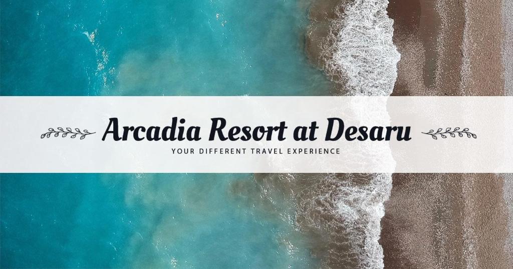 迪沙鲁[OFFICIAL] Desaru Villa Resort @ Arcadia的带有阅读绝望的议程的海滩