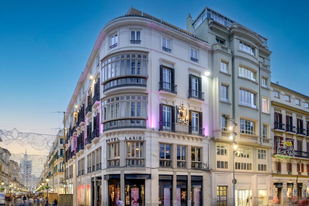 马拉加Hotel Larios Málaga的街道拐角处的白色大建筑