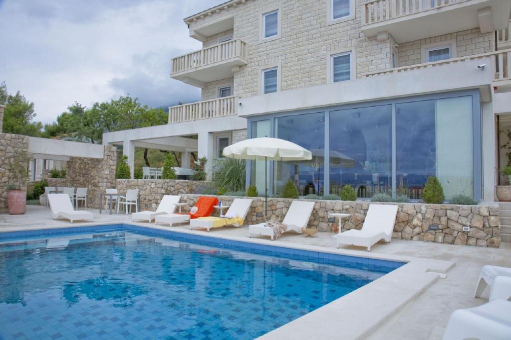 波尔达尔马提娜别墅公寓 - 仅限成年人 的一座带游泳池和大楼的别墅