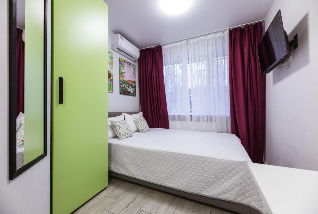 基辅MYFREEDOM Апартаменти метро Святошин的一间小卧室,配有床和窗户