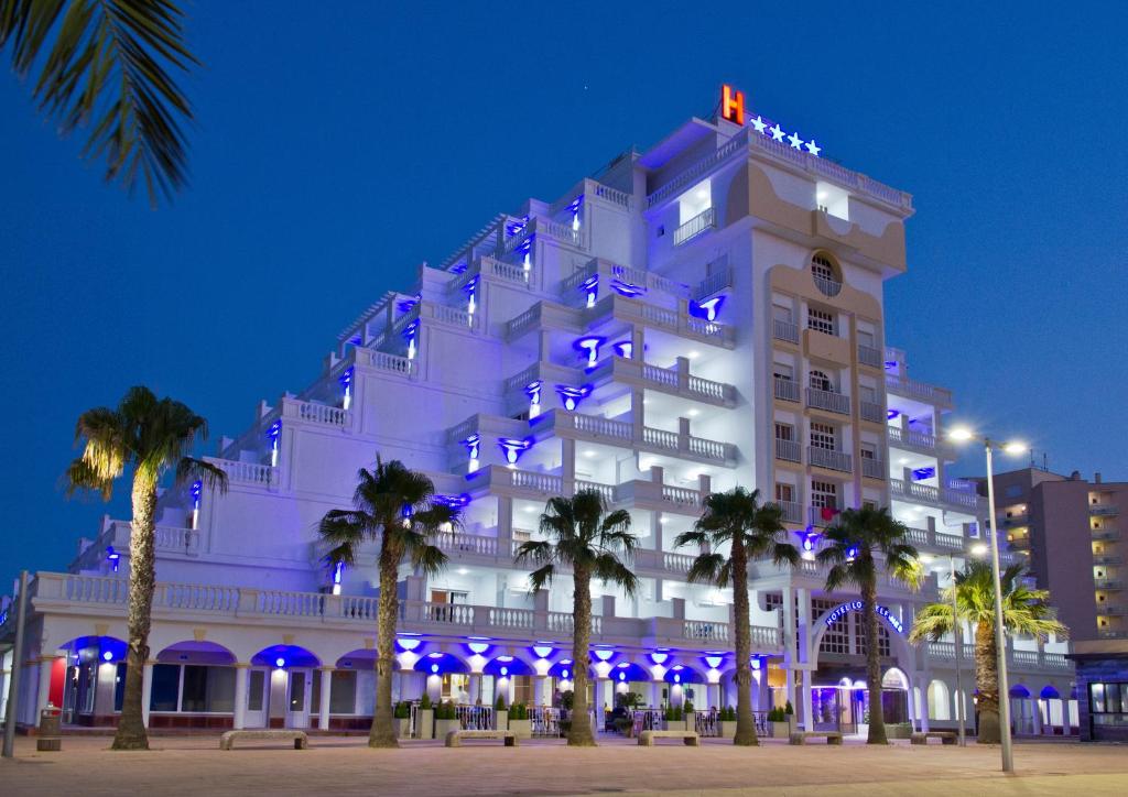 拉曼加戴尔马尔梅纳海豚酒店的白色的建筑,有蓝色的灯光