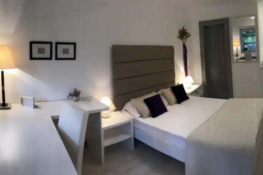 Breaza de Susstudio in vila- natural 22 C !的白色卧室配有床和书桌