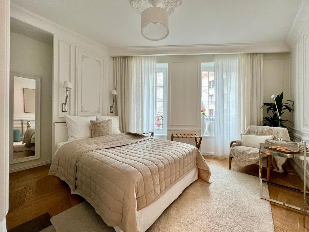 皮托Hotel Particulier La Defense - Boutique Hotel Paris的一间卧室配有一张床、一把椅子和镜子