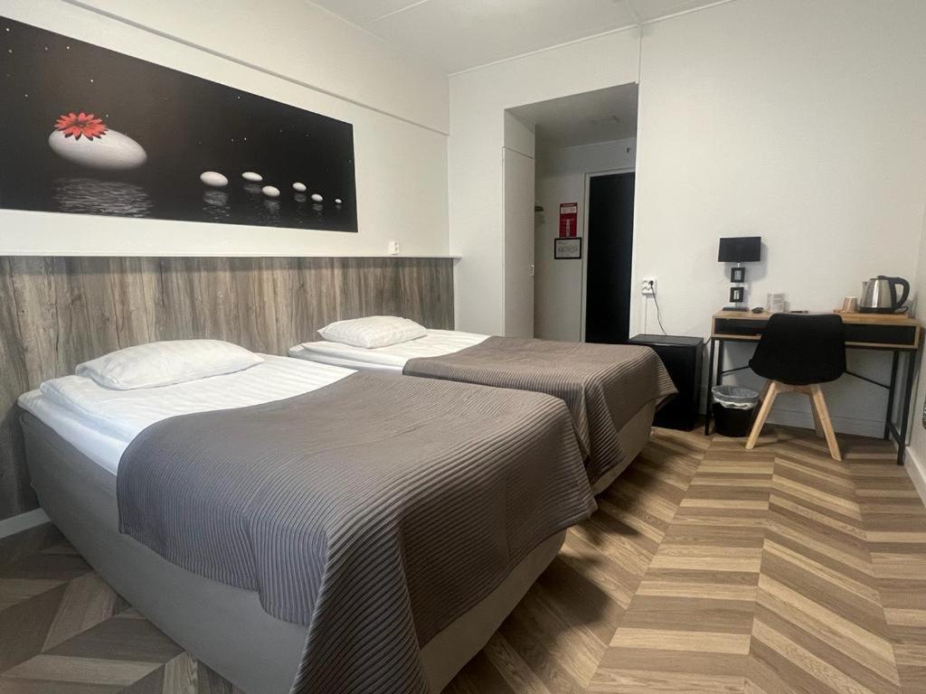波里阿马多酒店的酒店客房配有两张床和一张书桌