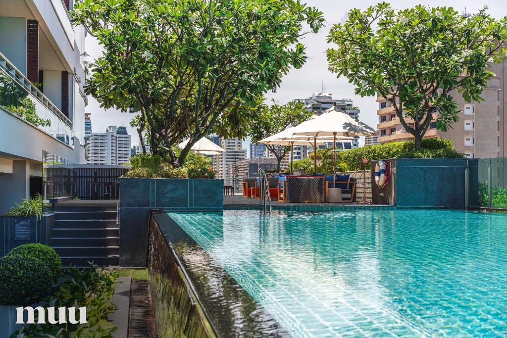 曼谷曼谷MUU酒店的一个城市背景的游泳池