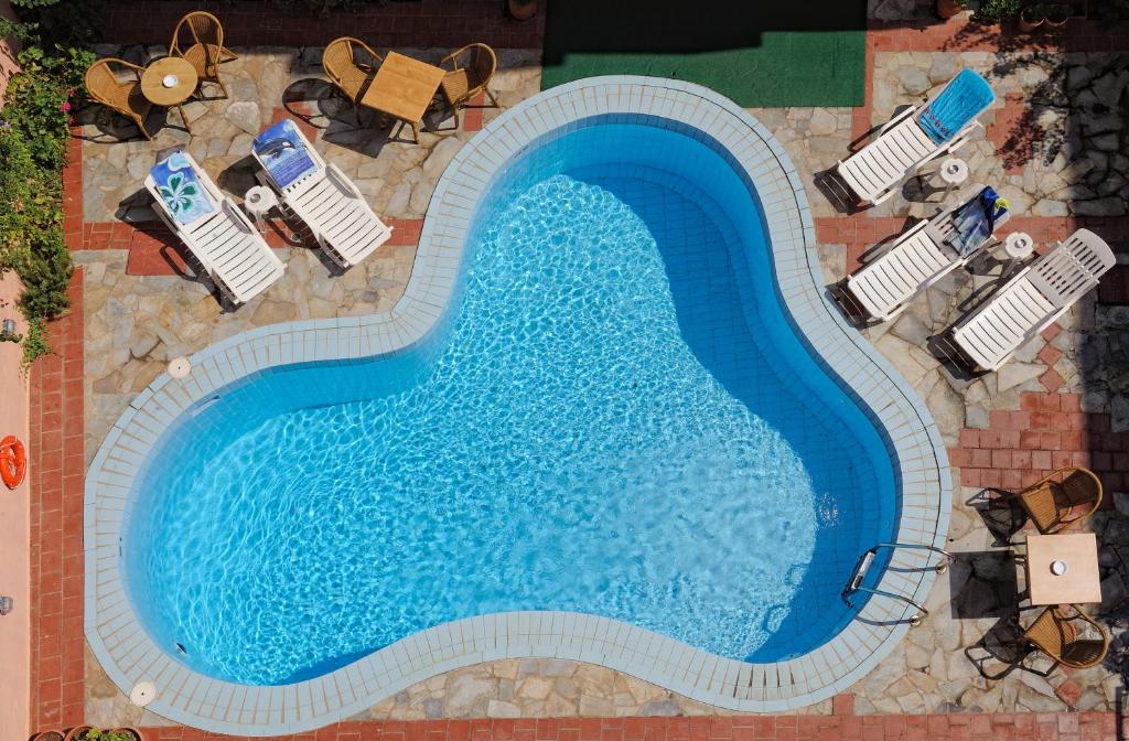 赫索尼索斯克里奥帕特拉公寓的游泳池的顶部景色,设有几把椅子
