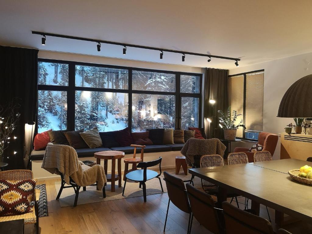ProgledGORA уютна планинска къща до ски зона Пампорово的客厅配有沙发和桌子