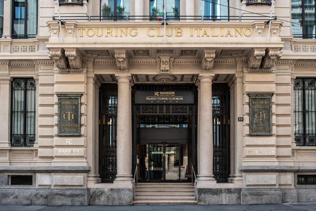 米兰Radisson Collection Hotel, Palazzo Touring Club Milan的俱乐部广场前方的建筑物