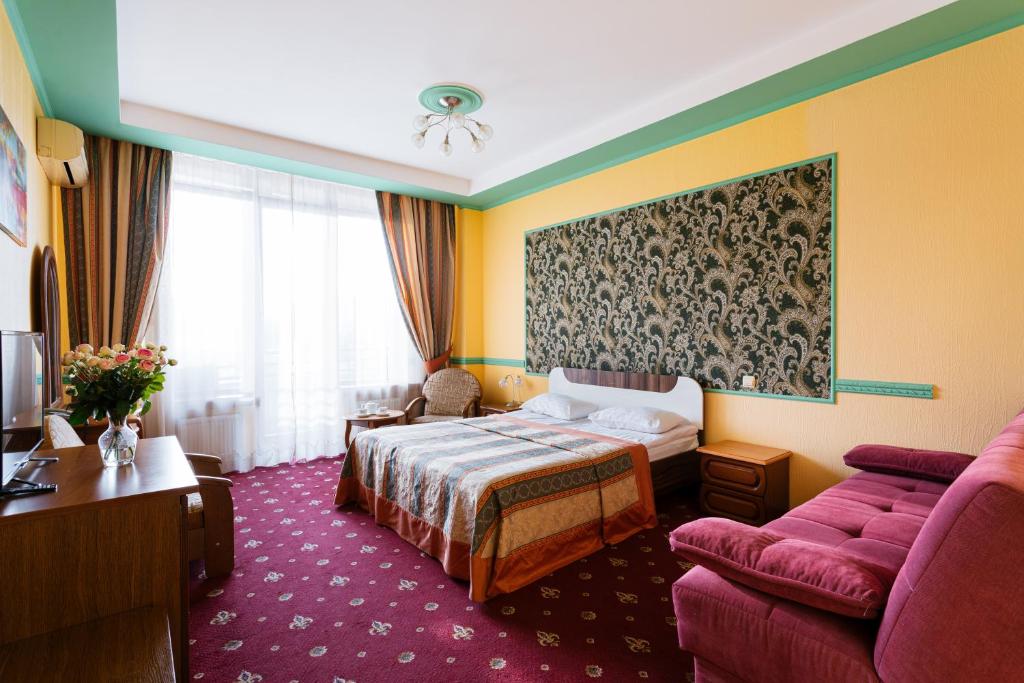基辅Tiso Apart Hotel的酒店客房,配有床和沙发