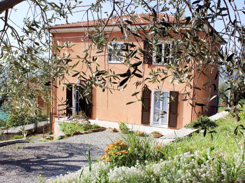 奇韦扎Holiday Home Ca' del Sole by Interhome的前面有花园的房子