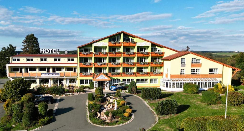 Berg弗兰肯瓦德梅斯特酒吧酒店的享有酒店空中景色,设有停车场