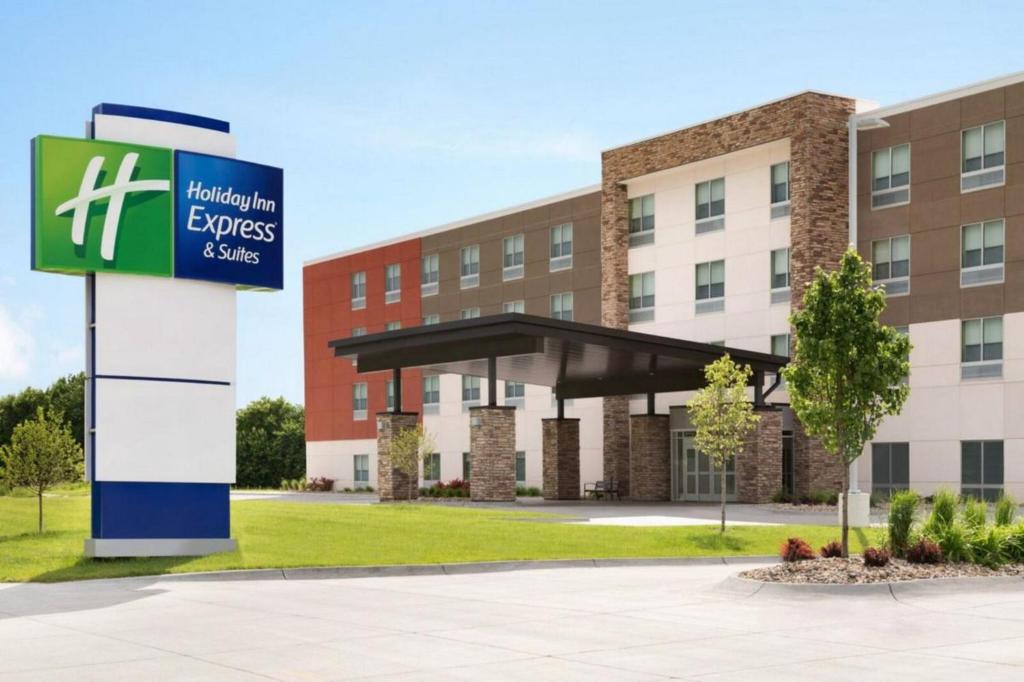 斯普林代尔Holiday Inn Express & Suites - Springdale - Fayetteville Area的建筑前的标志