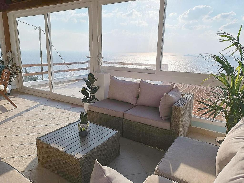 埃尔莫波利斯Villa Vista的带沙发的客厅,享有海景