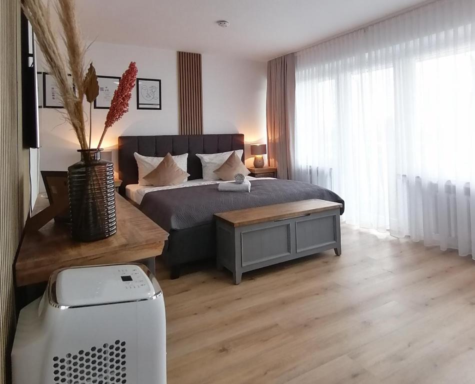 汉诺威SKY INN - nahe Messe contactless check in的一间卧室配有一张床铺、一张桌子和一台冰箱