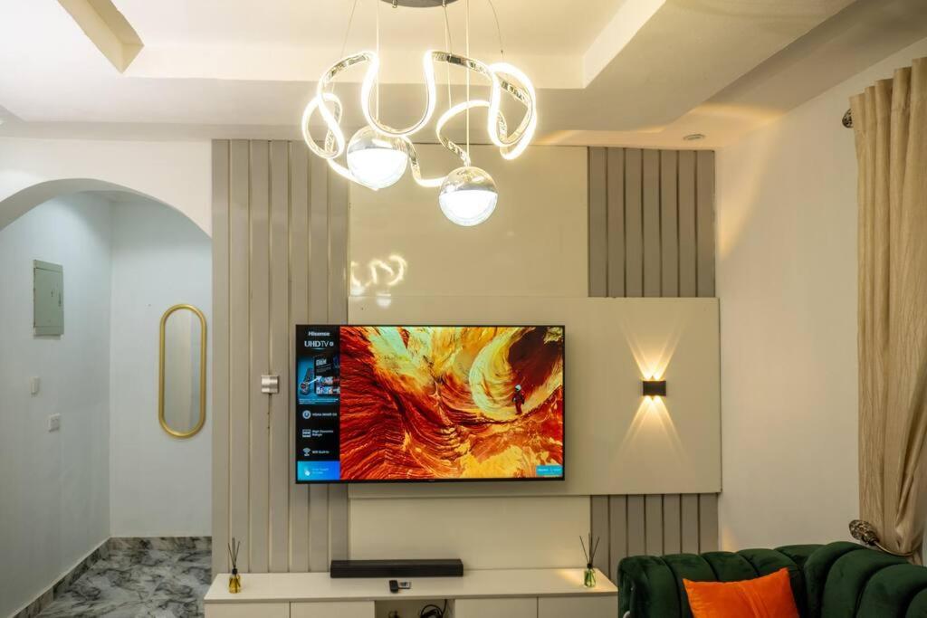 拉各斯Adorable 1-Bedroom-Apt With 24hrs Electricity & Unlimited Internet的客厅的墙上配有平面电视。