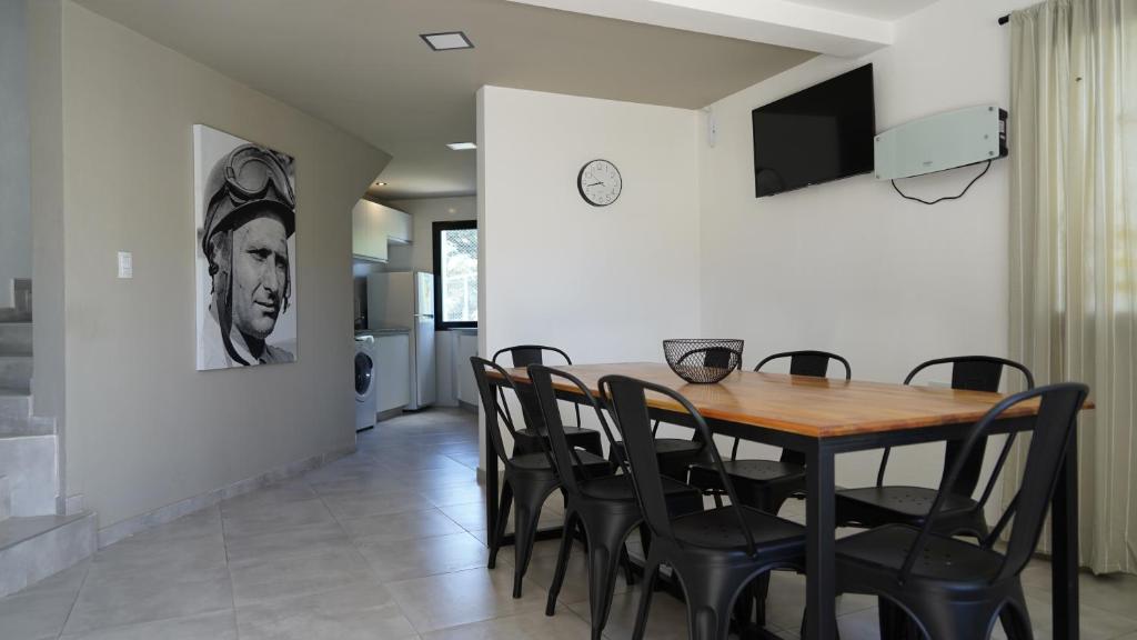 里奥塞瓦约斯Eos Sporthaus的一间带木桌和椅子的用餐室