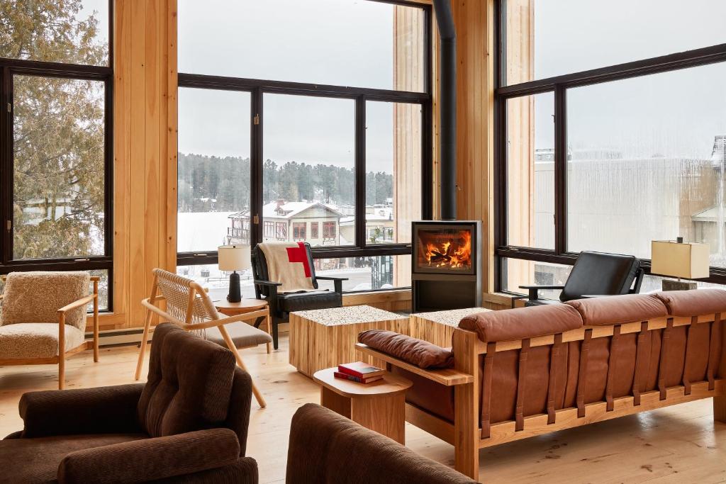 普莱西德湖Bluebird Lake Placid的带沙发和壁炉的客厅