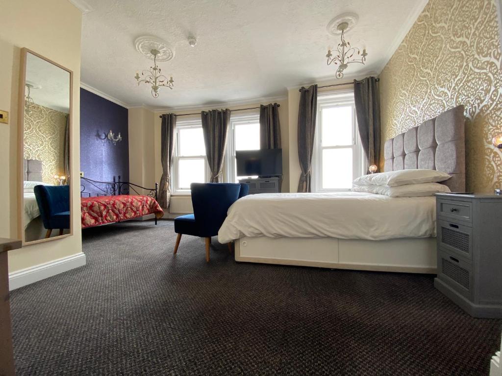 伊斯特布恩亚特兰大旅馆的一间卧室配有一张床、梳妆台和镜子