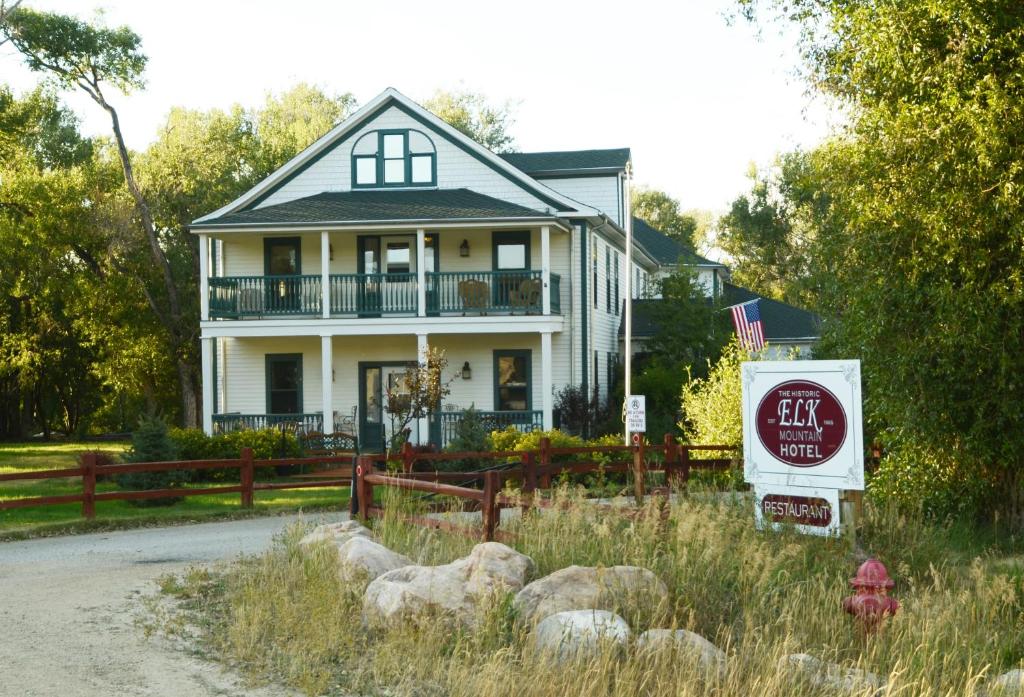 Elk MountainThe Historic Elk Mountain Hotel的前面有标志的白色房子