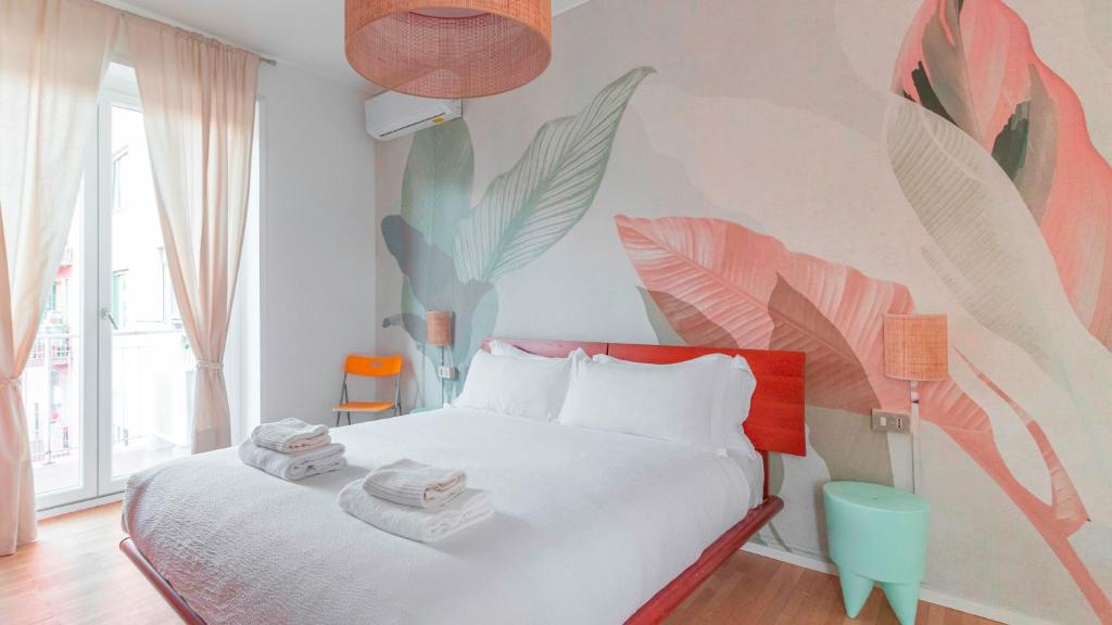 米兰Italianway - Brianza 14 A的卧室配有一张带热带壁画的床铺。
