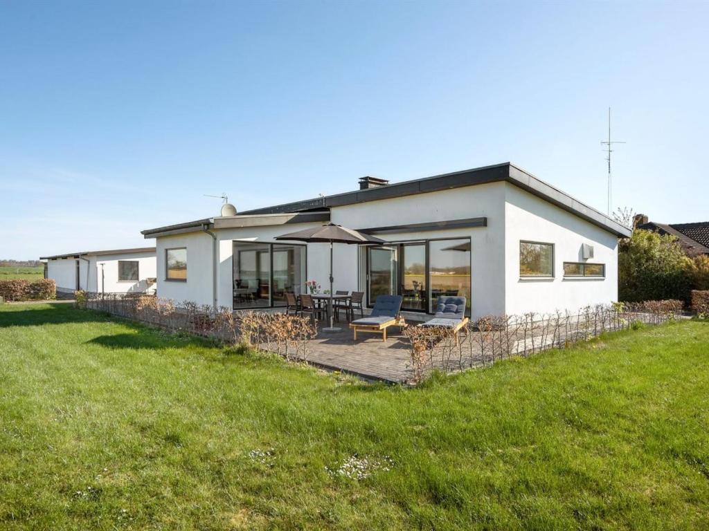诺德堡Holiday Home Ermelinda - 900m to the inlet in SE Jutland by Interhome的白色的房子,设有庭院和草坪