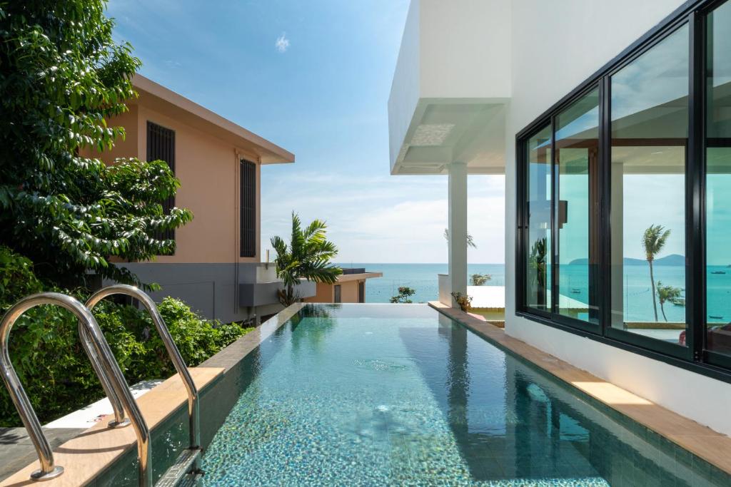 Ban Ao Makhammona seaview pool villa beach front AoYon Beach的一座位于别墅内的无边游泳池,别墅的背景是大海
