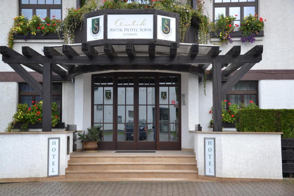 利托米什尔安提科索菲亚酒店的一座带木凉棚的建筑的前门