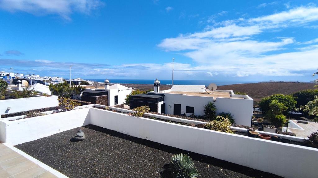 蒂亚斯Casa Margarita的从房子的屋顶上欣赏海景