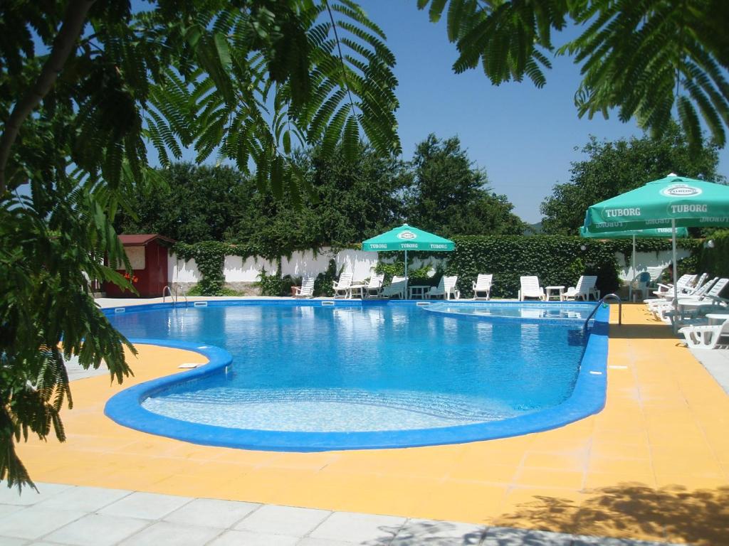 克兰内沃吴哥酒店 的一个带椅子和遮阳伞的大型游泳池