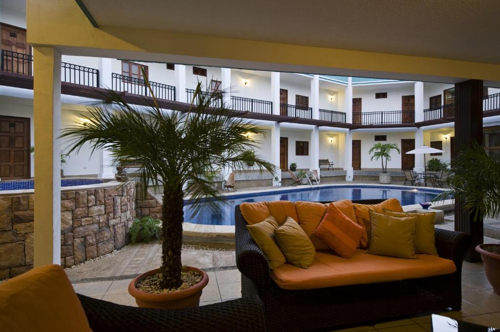 马那瓜莫松特酒店的客厅在游泳池前配有沙发